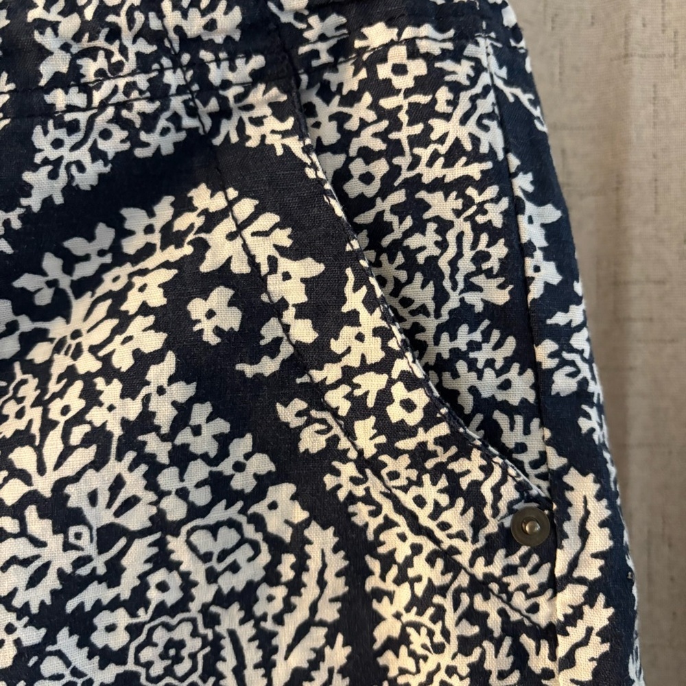 Gap Women's Navy And White Paisley/Floral‎ Shorts With Tie Size 8. Linen Blend. - Picture 6 of 7